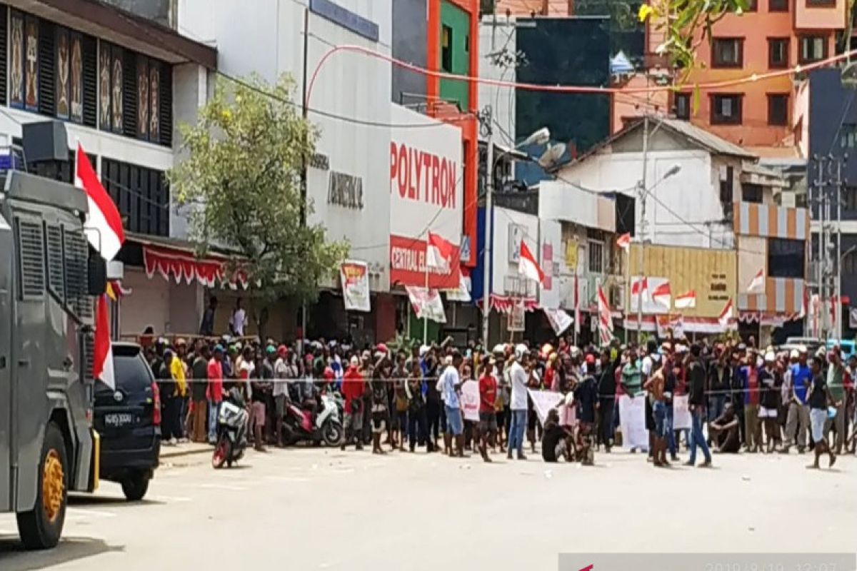 Seribuan pengunjuk rasa pawai Kantor Gubernur di Jayapura