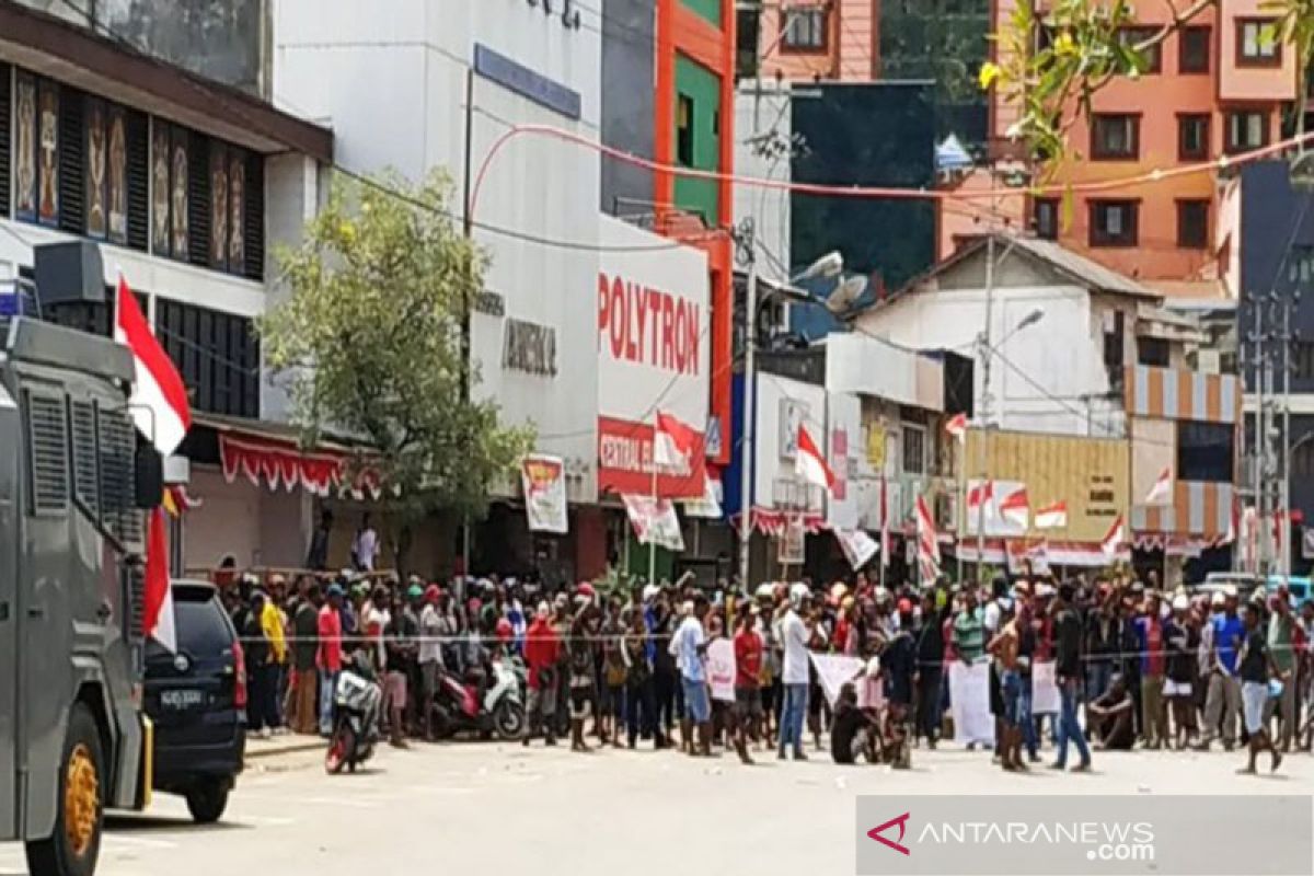 Ribuan pendemo long march ke kantor gubernur di Jayapura