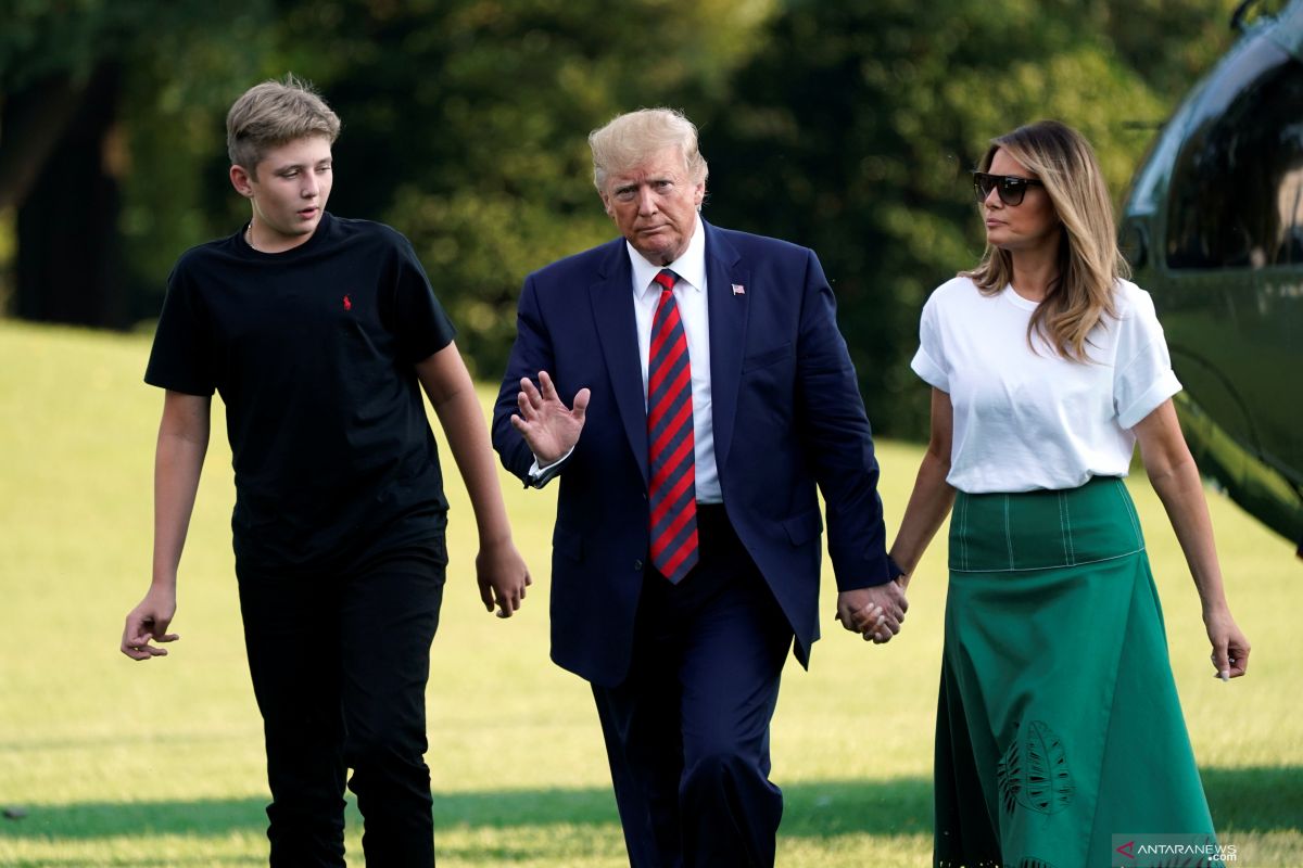 Barron positif COVID-19, Trump sarankan sekolah dibuka lagi