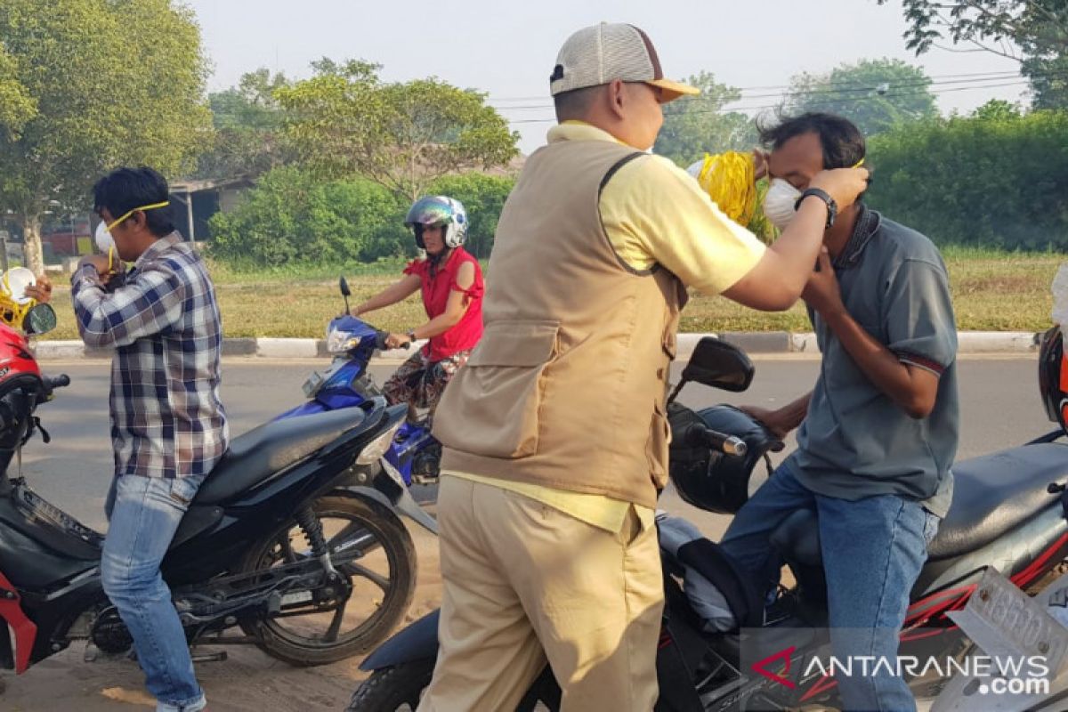 1.000 masker dibagikan gratis PKS kepada warga terdampak kabut asap