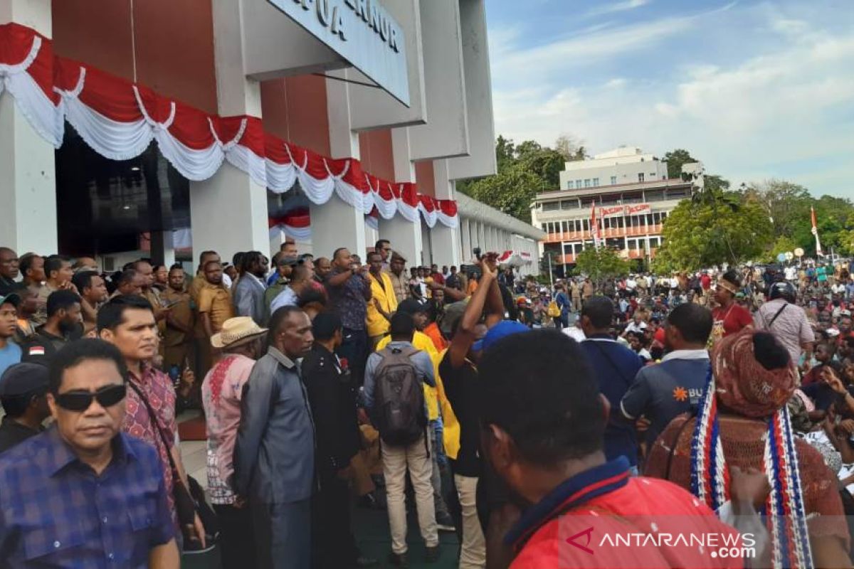 Massa aksi diterima Gubernur Papua