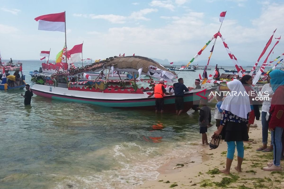 Lomba perahu hias di Kota Kupang
