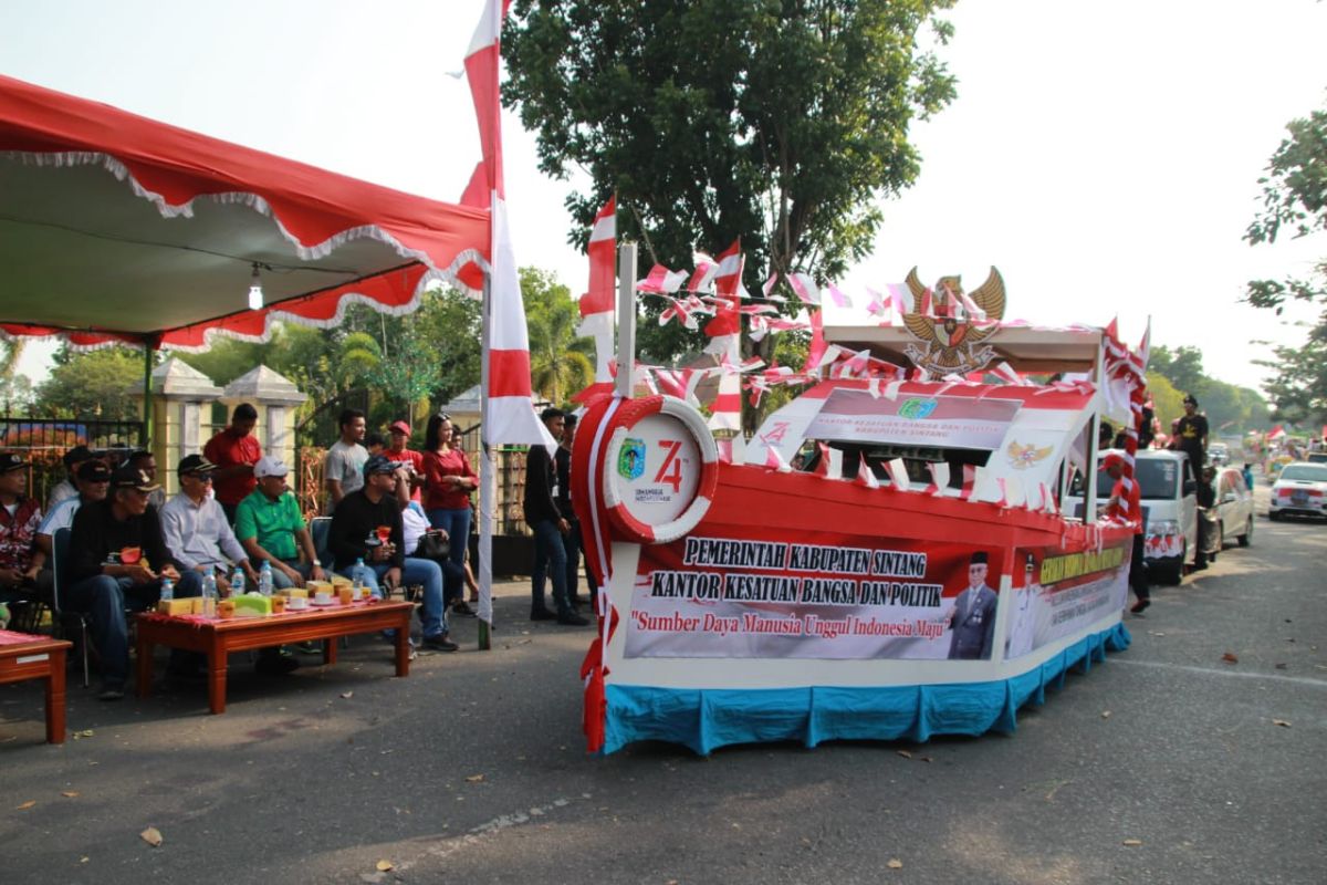 32 kendaraan hias ikut pawai di Sintang