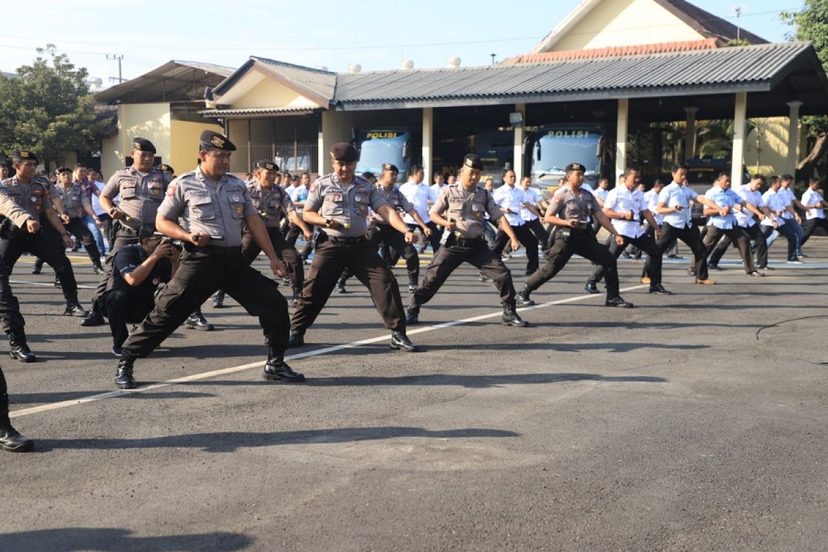 Anggota Polres Kediri tingkatkan kemampuan bela diri