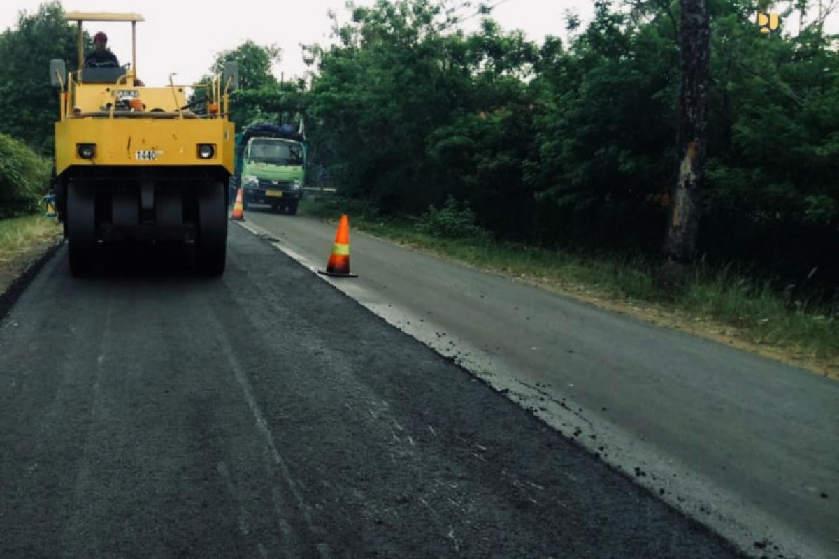 Jalan Ajibarang-Banjarnegara gunakan aspal karet