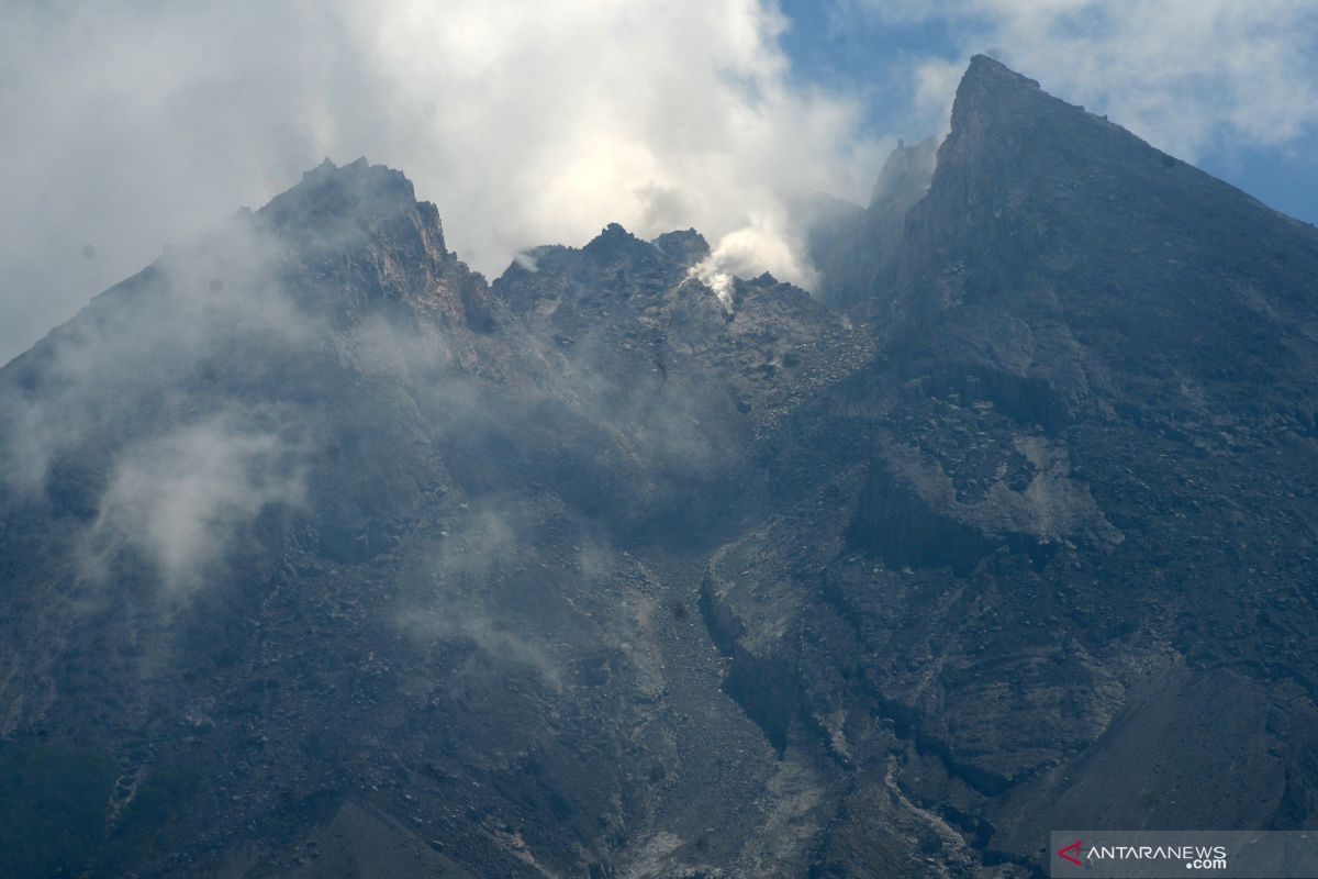 Gunung Merapi mengeluarkan guguran lava  sejauh 500 meter