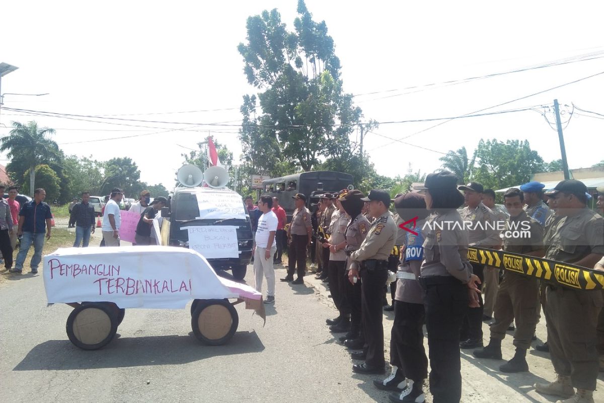 Belasan orang demo tagih program bupati