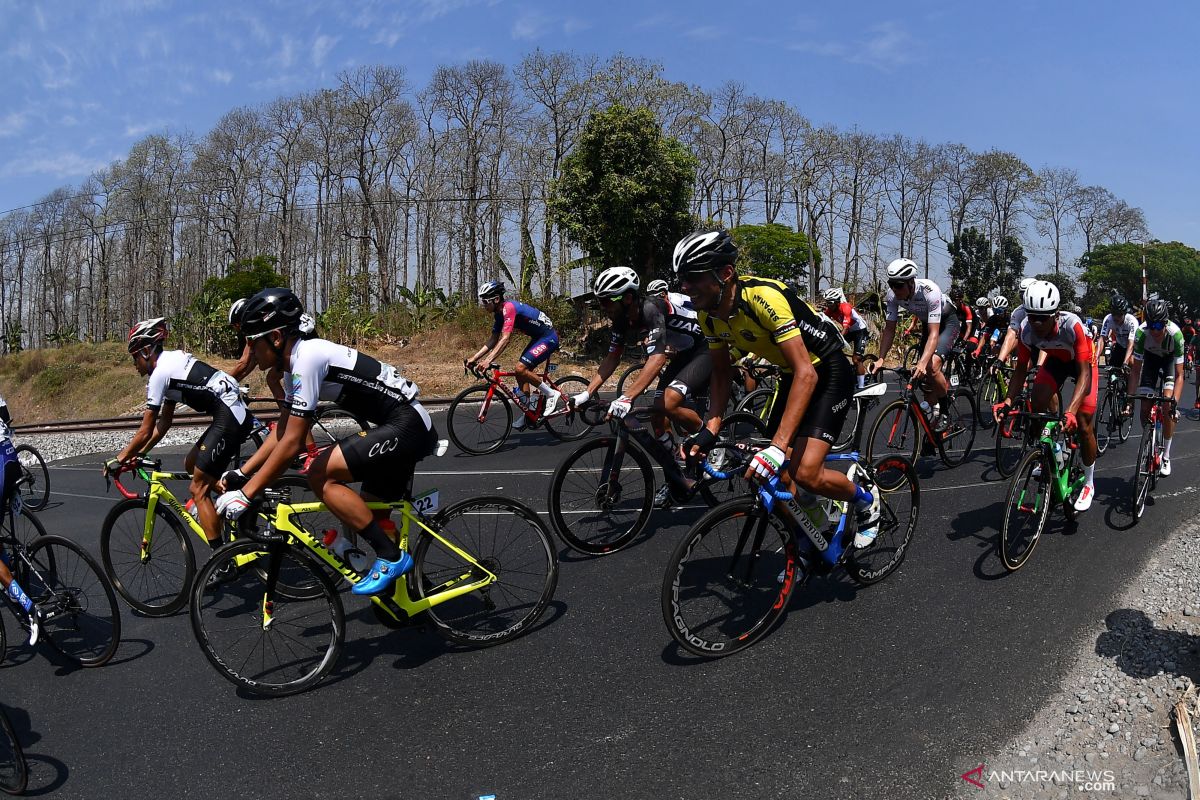 Para pebalap tempuh etape terpanjang Tour d'Indonesia