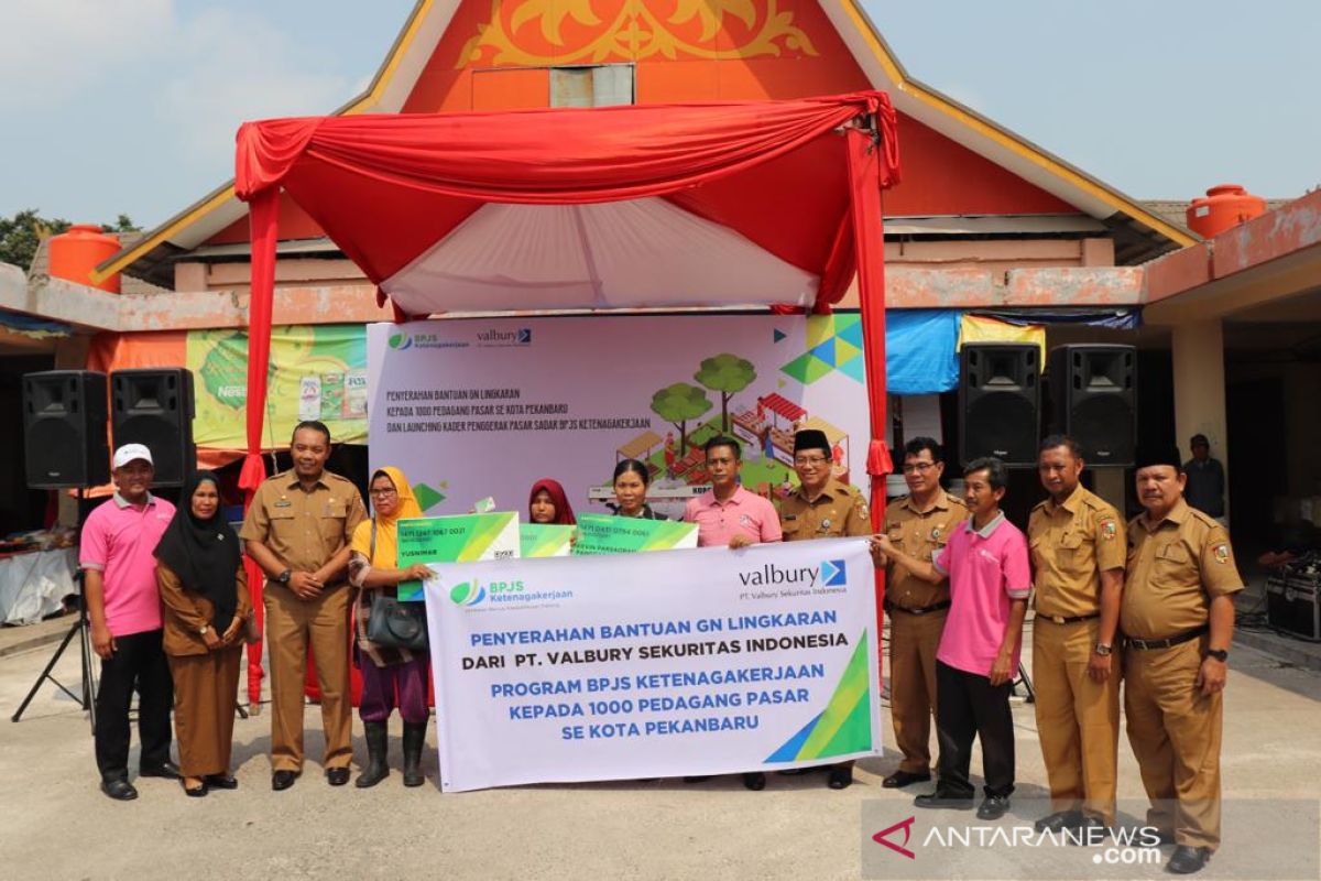 1.000 pedagang pasar Pekanbaru  mendapat bantuan GN Lingkaran