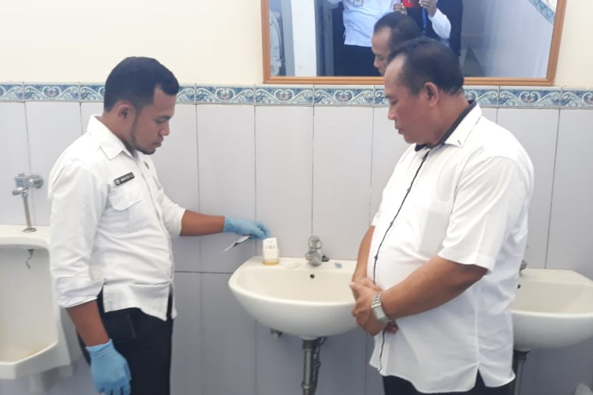 Dua bakal calon bupati jalani tes urine