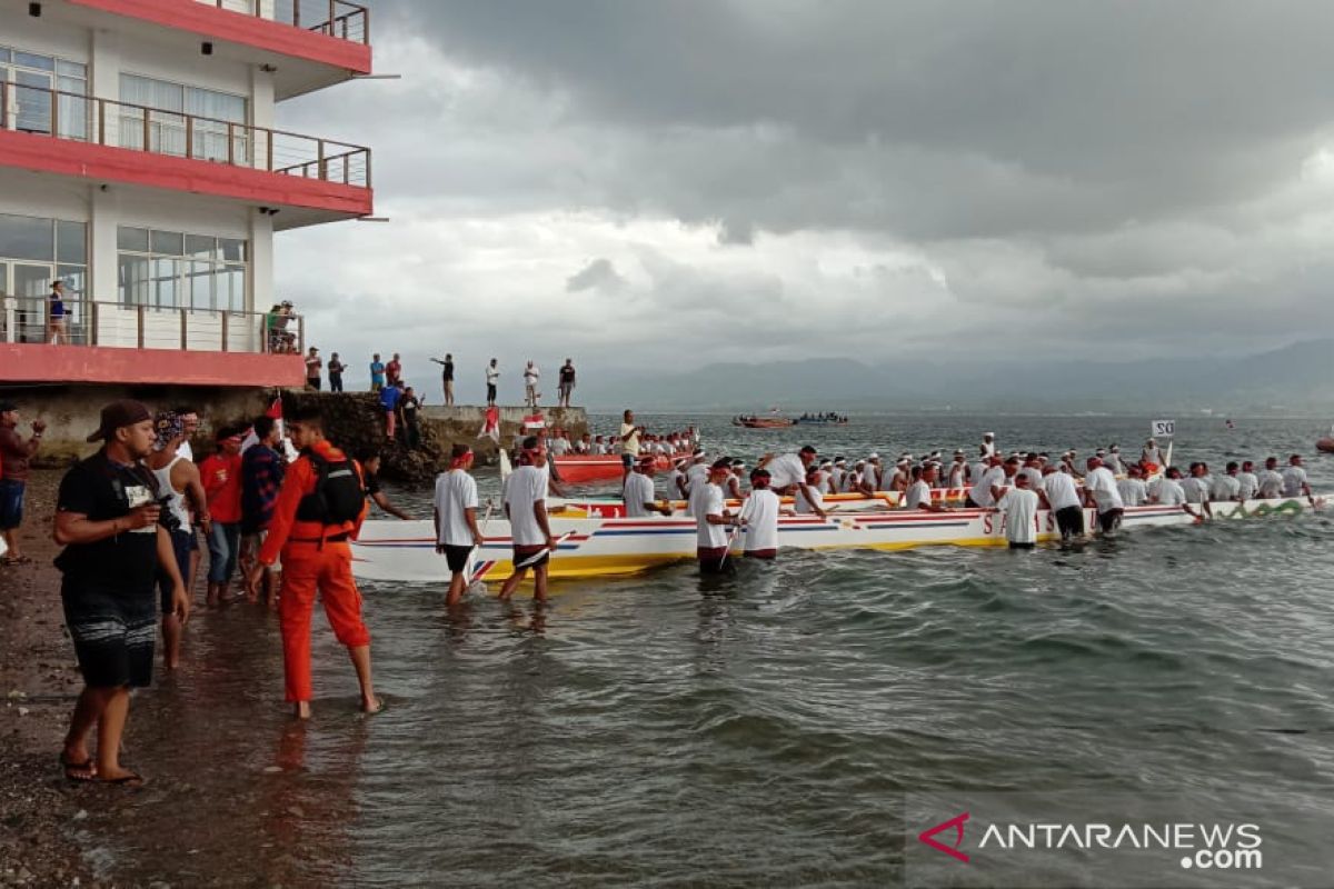 Enam perahu ikut lomba arumbae manggurebe Festival Teluk Ambon 2019