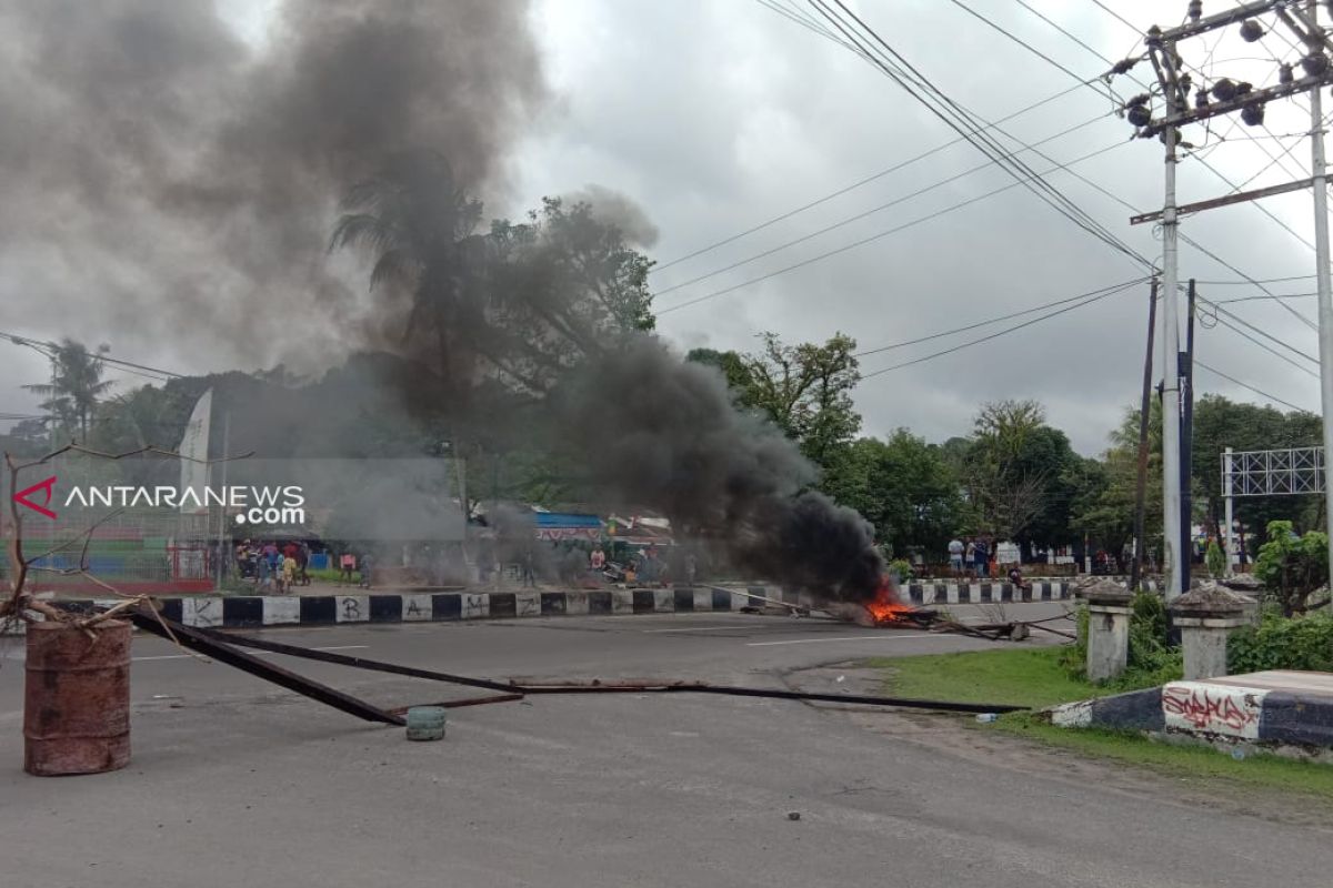 Aksi tolak rasisme di Sorong berlanjut