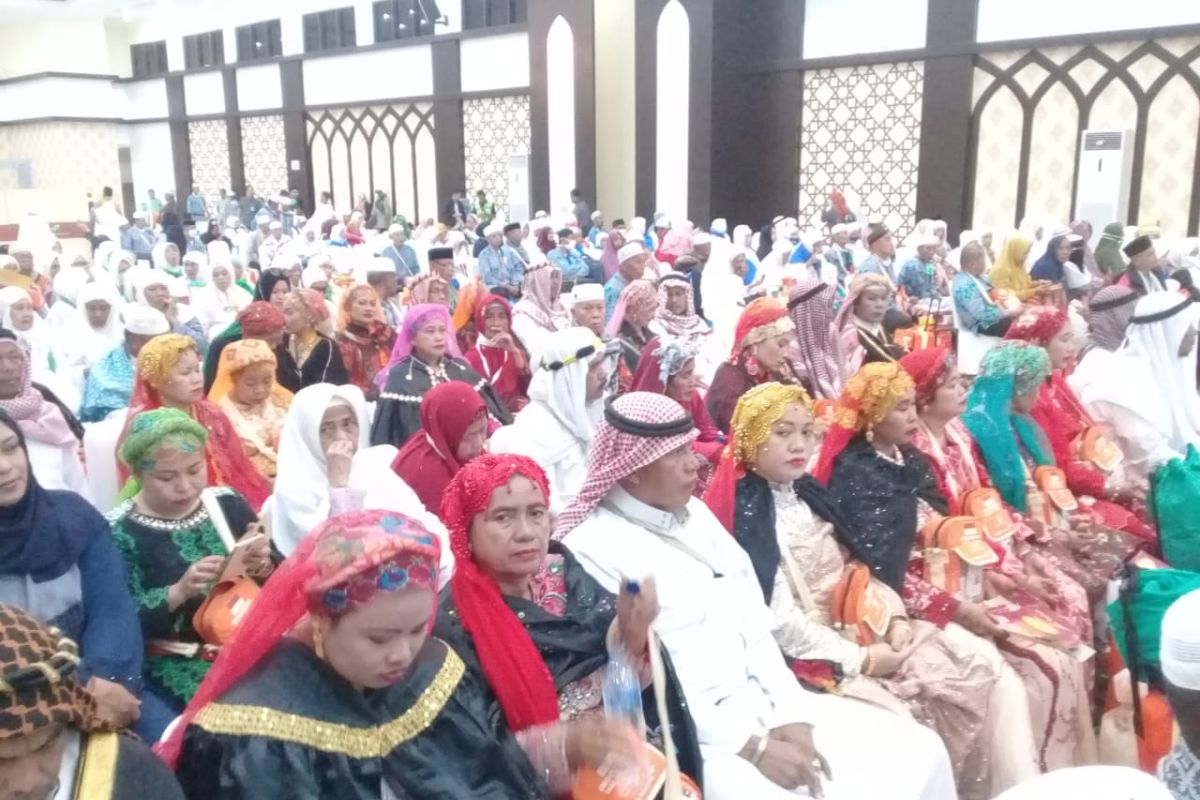 Jemaah haji pria asal Kabupaten Sinjai kenakan jubah Raja Arab