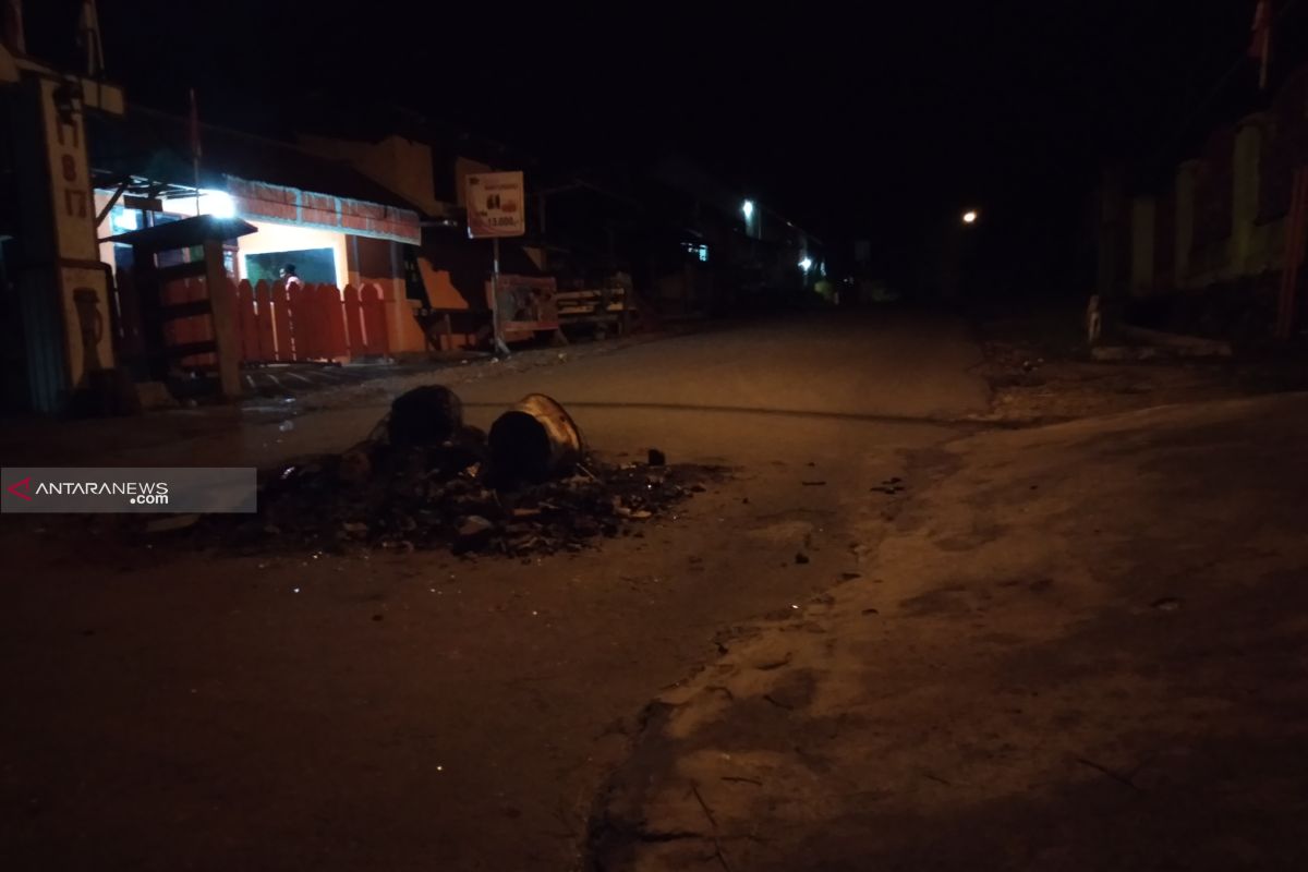 Kota Sorong sepi di malam hari, aparat masih berjaga