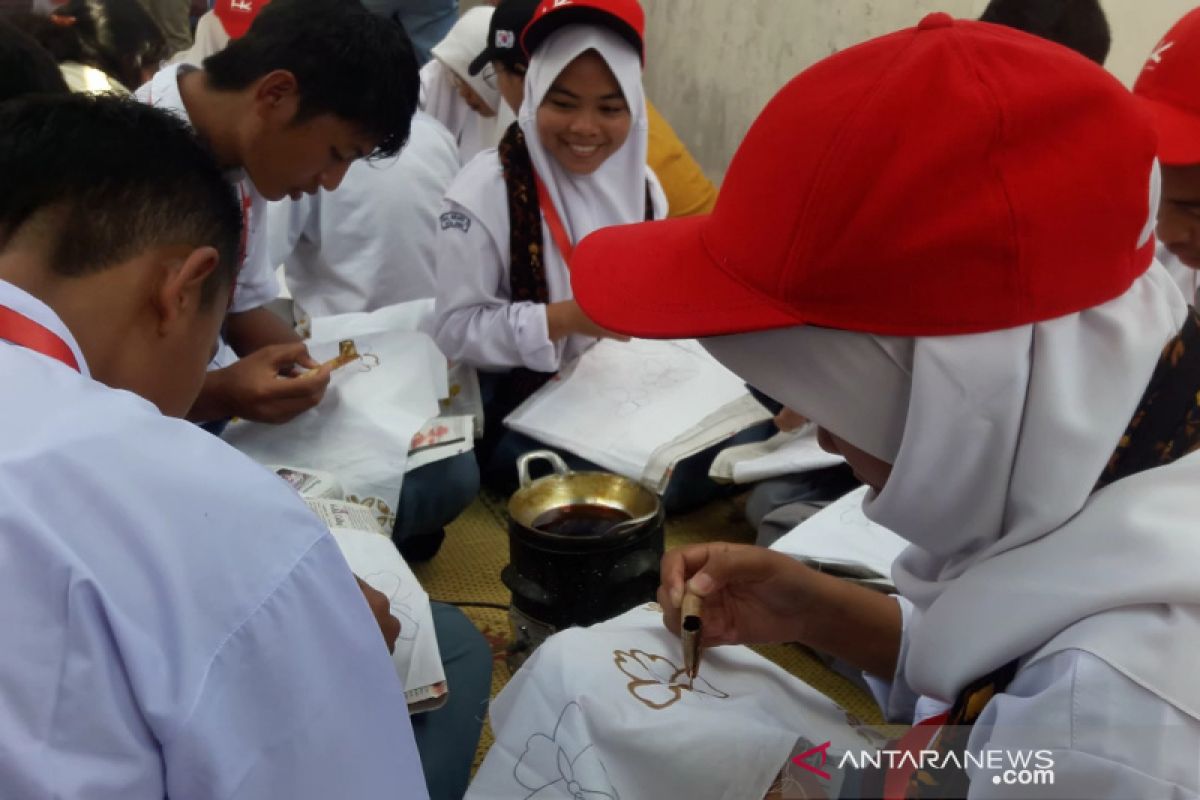 SMN 2019 - Peserta SMN Riau pelajari keterampilan membatik