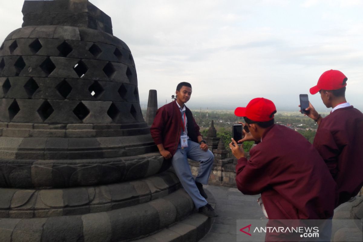SMN 2019 - Peserta SMN Riau mengunjungi Candi Borobudur