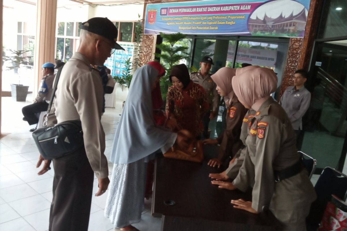 250 personel amankan pelantikan anggota DPRDAgam, barang bawaan tamu digeledah