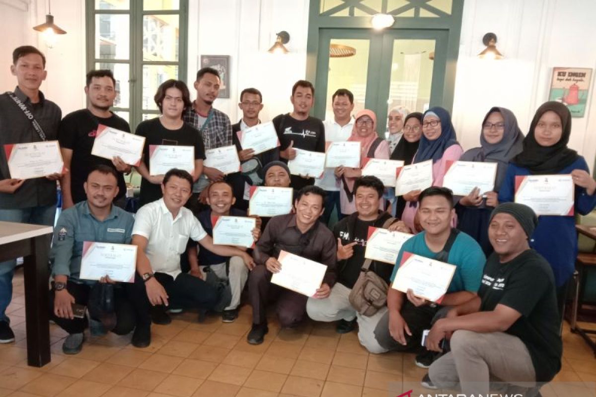 Sekretaris Perusahaan LKBN Antara tutup pelatihan foto wartawan media lokal