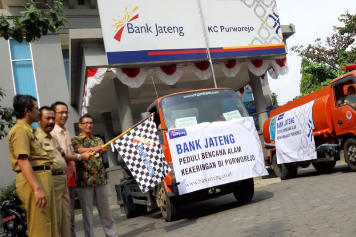 Bank Jateng Purworejo serahkan bantuan air bersih ke warga