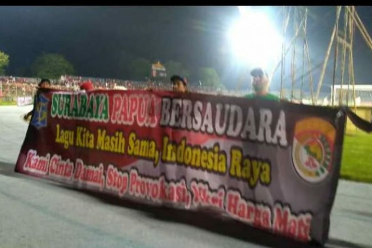 Bonek bentangkan spanduk bertuliskan Surabaya-Papua bersaudara