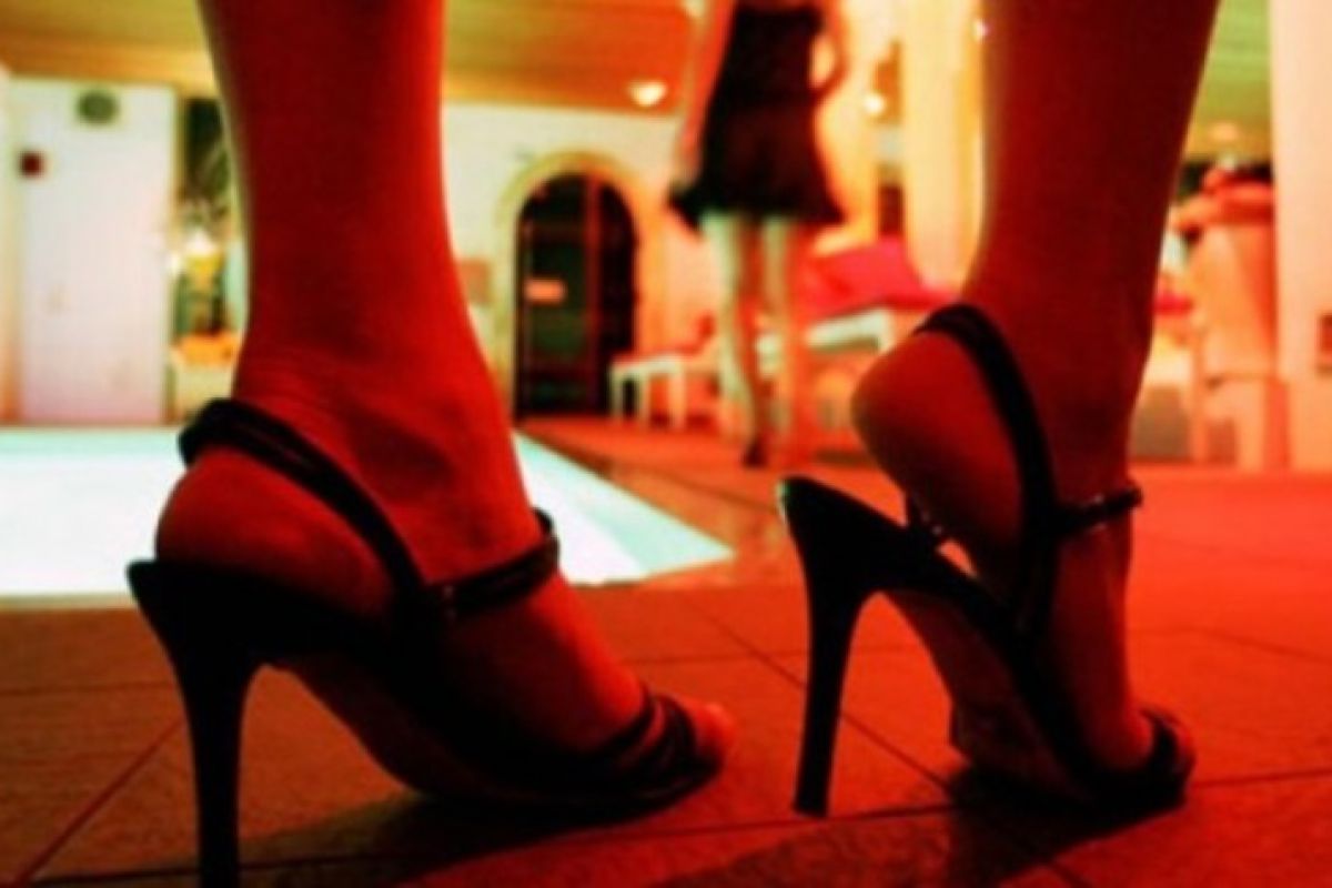 Terlibat prostitusi daring, muncikari dan delapan wanita pemberi jasa seks ditangkap di tiga hotel