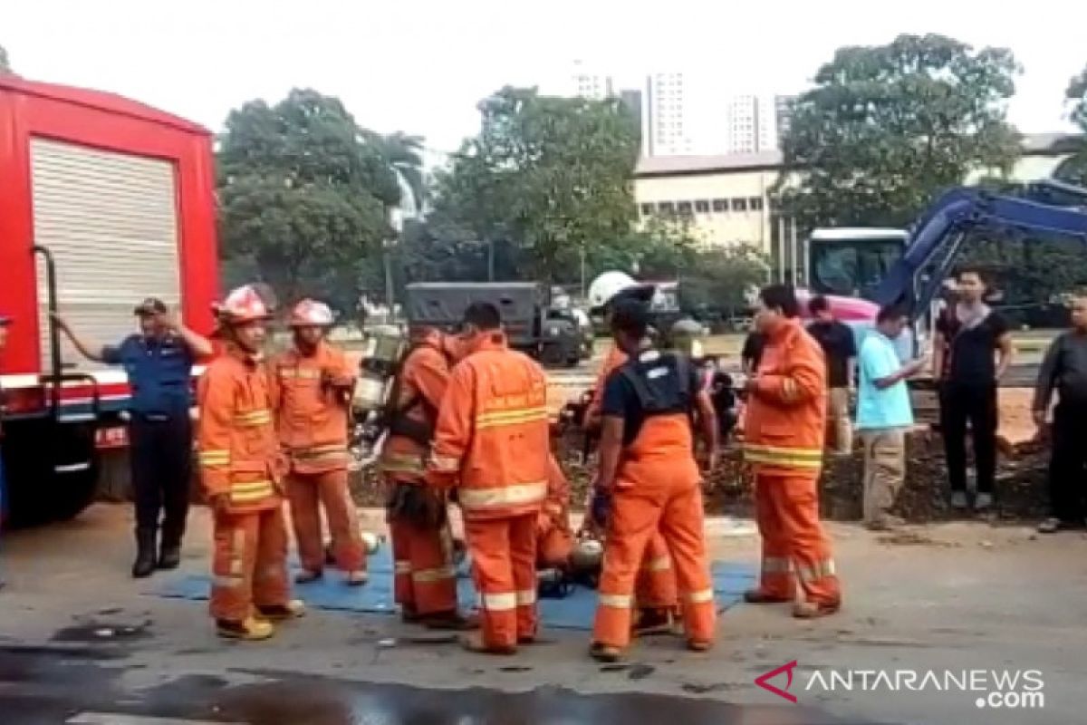 13 mobil damkar padamkan kebakaran gudang penyimpanan peluru Polda Metro