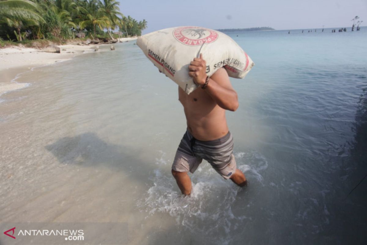 Warga Mentawai keluhkan biaya angkut semen