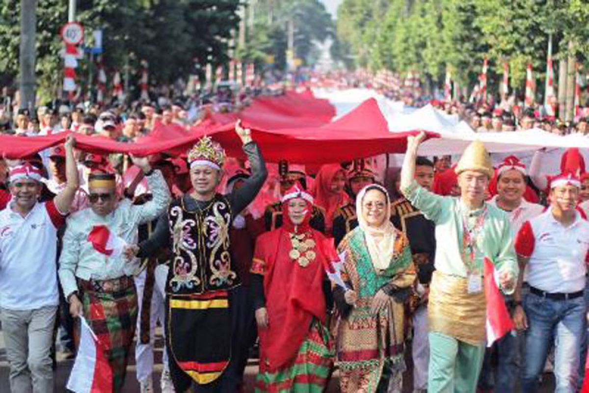 Bendera merah putih raksasa diarak, simbol kebersamaan dalam keberagaman