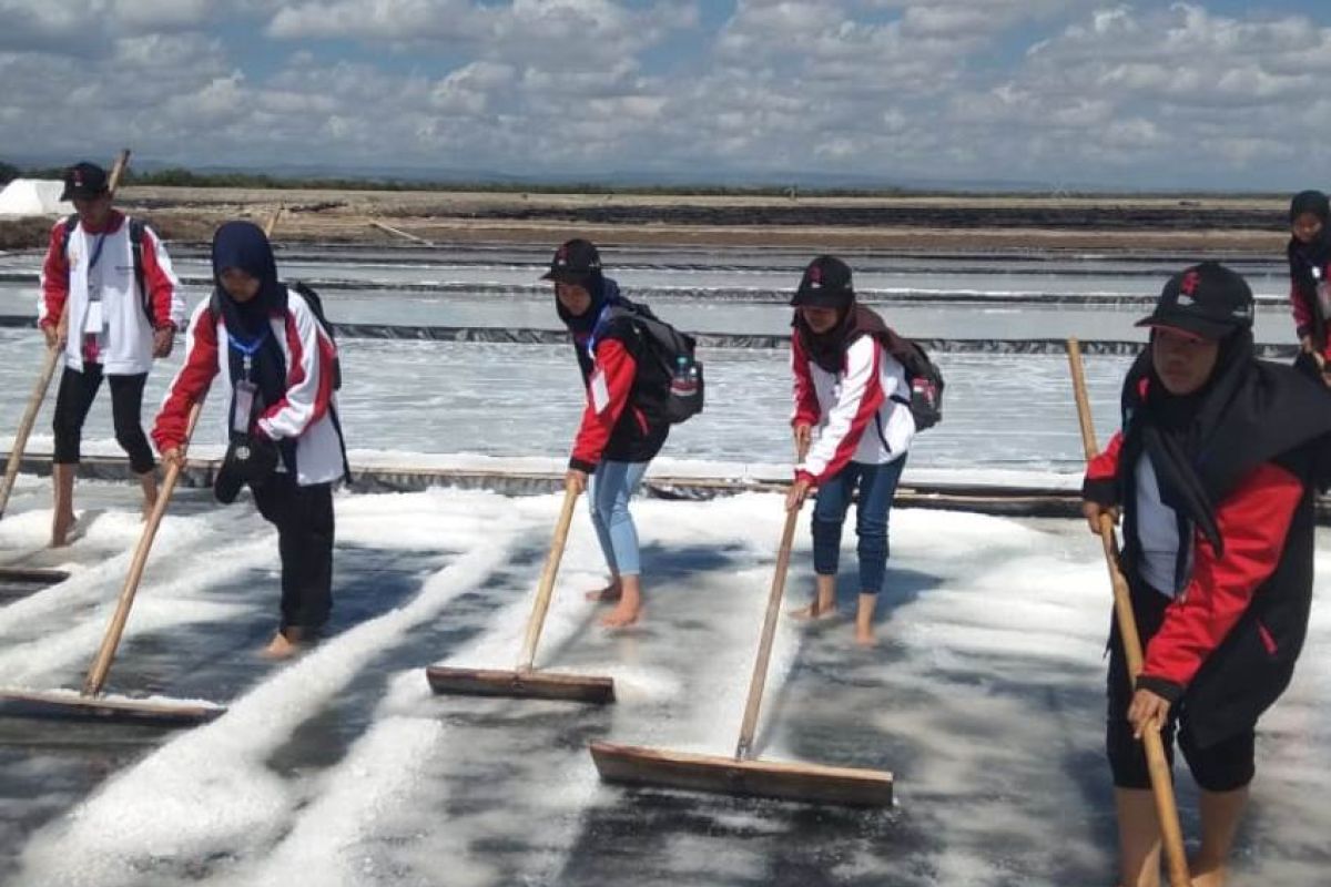 SMN Jambi mendapat pengalaman pembuatan garam