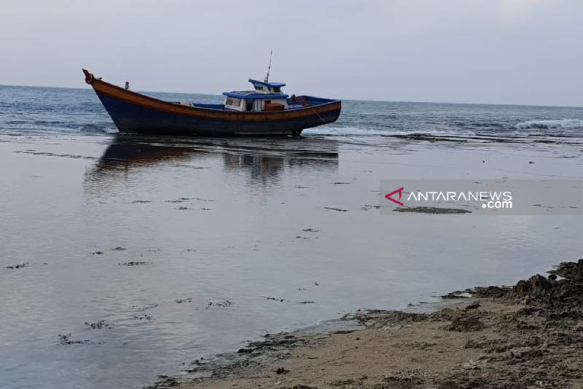 Kapal nelayan asal Sibolga terdampar di Nias Selatan