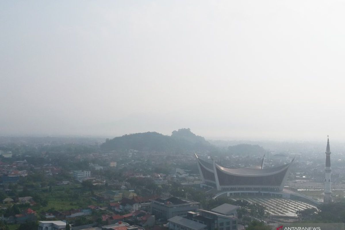 Kabut asap kiriman, jarak pandang di Sumbar hanya tujuh kilometer