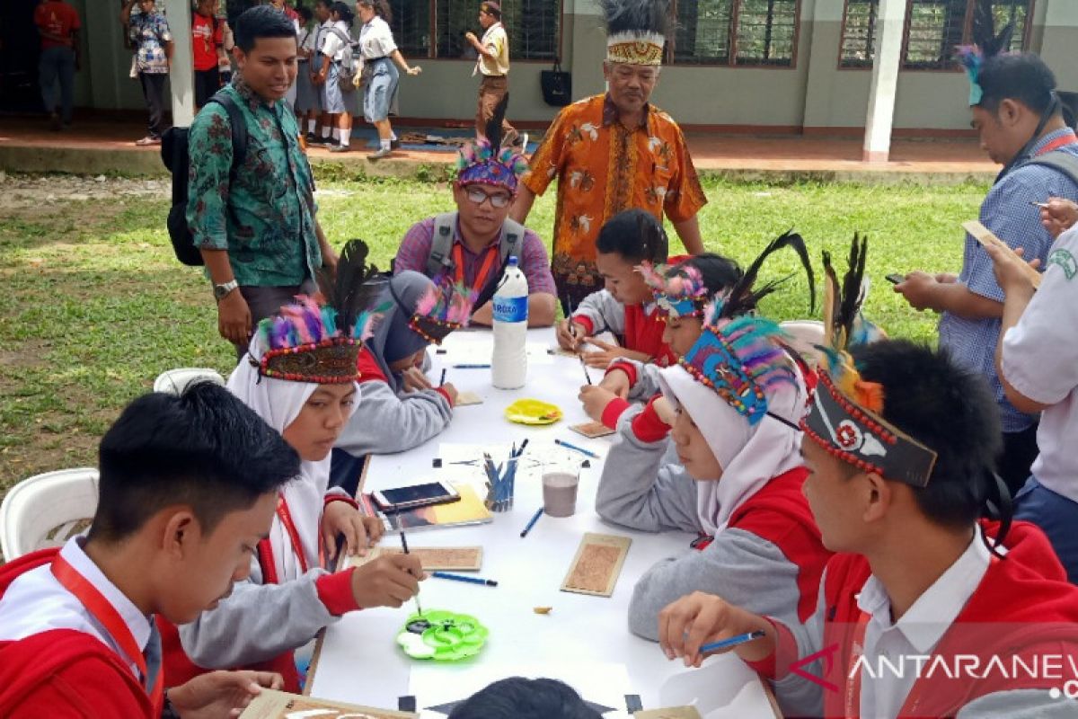 Peserta SMN Sulsel belajar melukis di atas kulit kayu