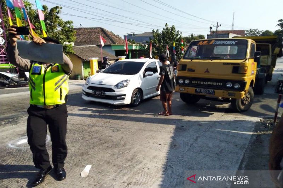 Sepeda motor tabrak truk, dua tewas di lokasi kejadian