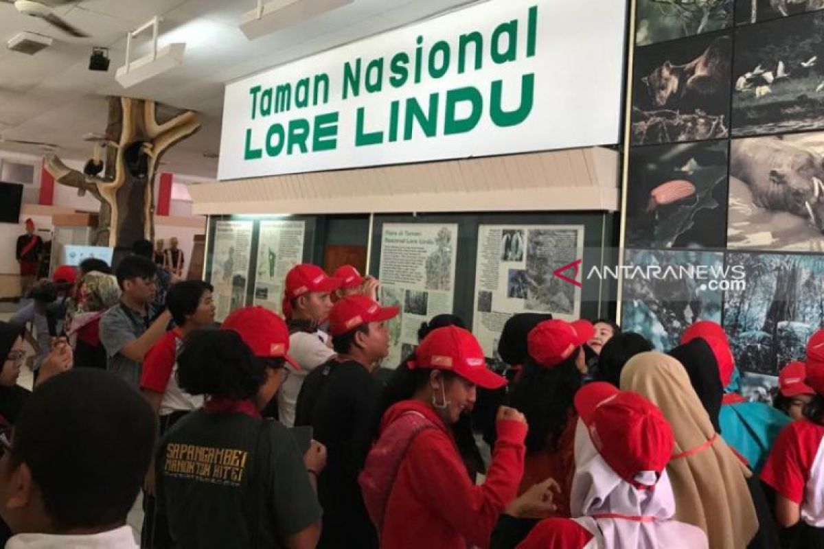 Peserta SMN  asal Sumut berkunjung ke Museum Sulawesi Tengah