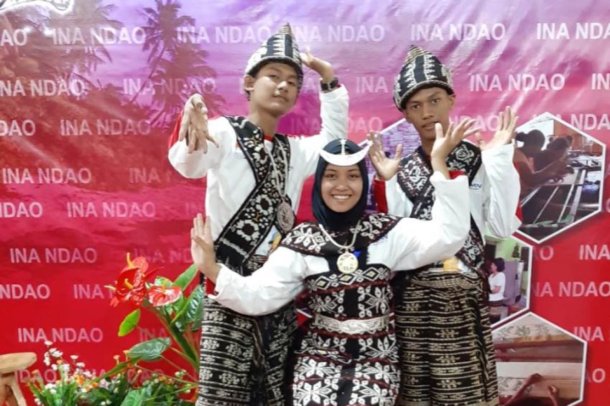 Tiga peserta SMN Jambi mengenakan kain tenun 