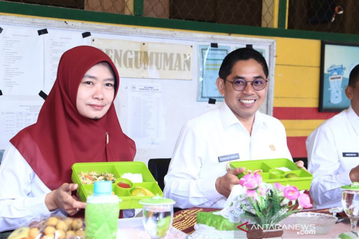 Kampanyekan makan sayur dan buah Wabup HSS makan bersama anak SD