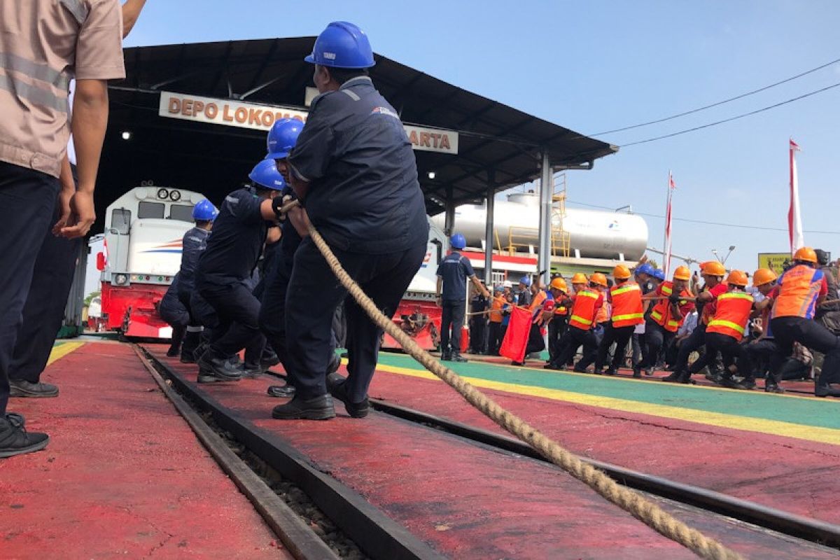 Pekerja PT KA memeriahkan lomba tarik lokomotif di Yogyakarta