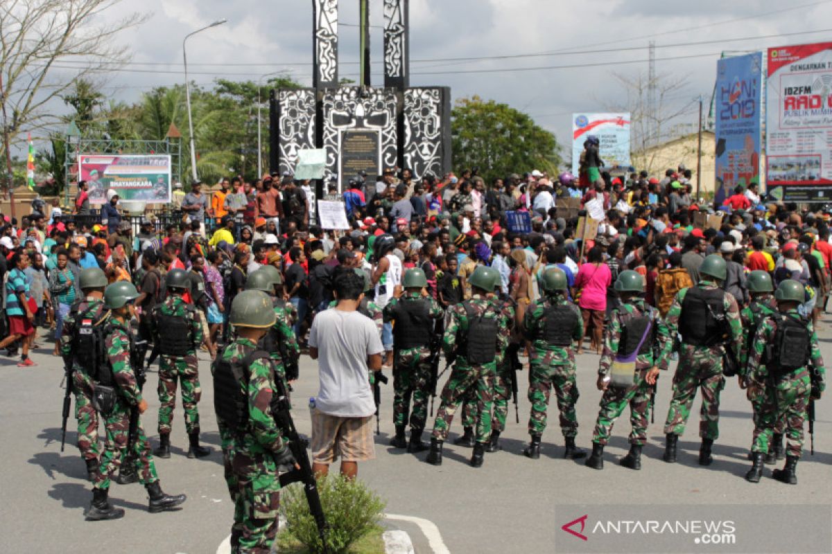 Aksi massa di Timika, massa lempari gedung DPRD