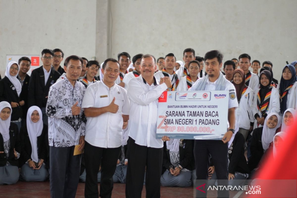 BUMN Hadir Untuk Negeri bantu perpustakaan SMAN 1 Padang