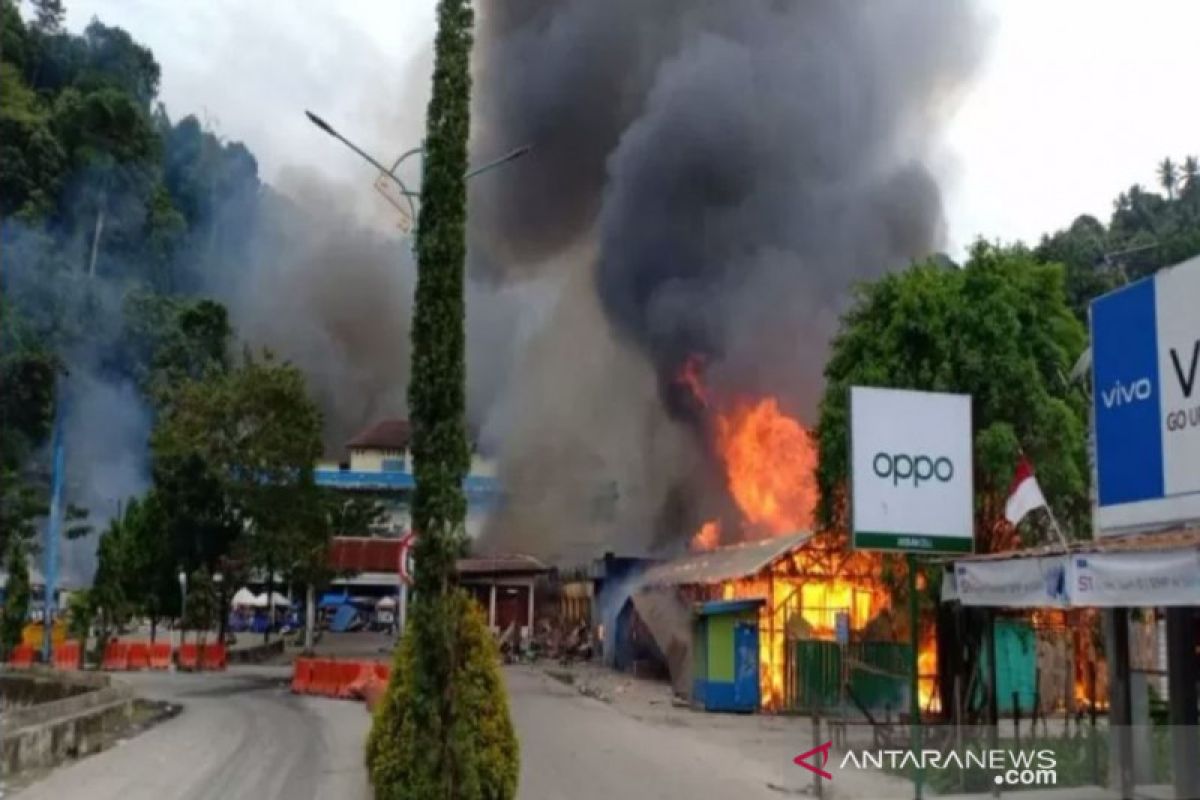 Pembakaran fasilitas umum warnai aksi demonstran di Fakfak Papua Barat