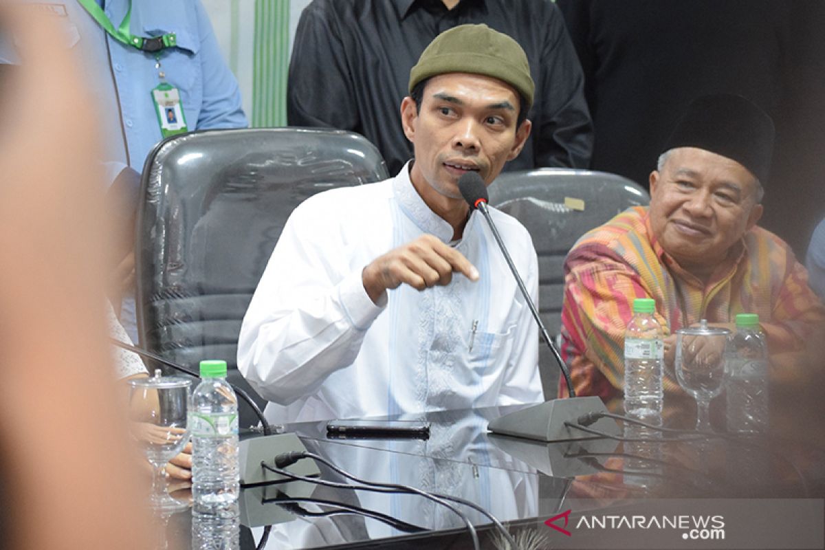 Saat Ustadz Abdul Somad disambut Bupati Bangka Tengah  di Bandara Depati Amir Babel