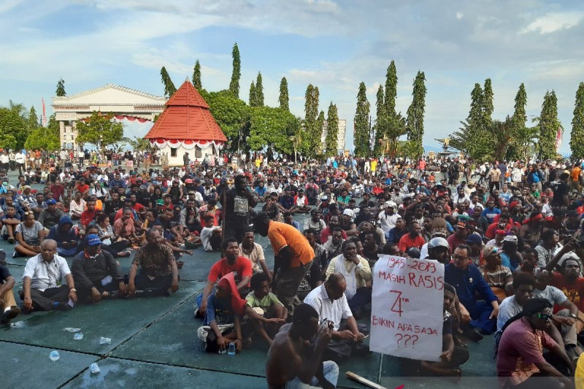 Shopping malls, schools in Jayapura remain closed day after rioting