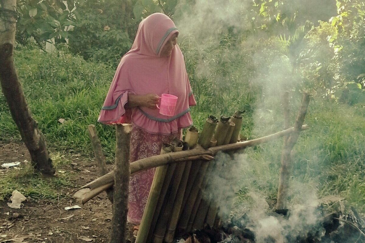 Tradisi buat lemang di Minang makin ditinggal