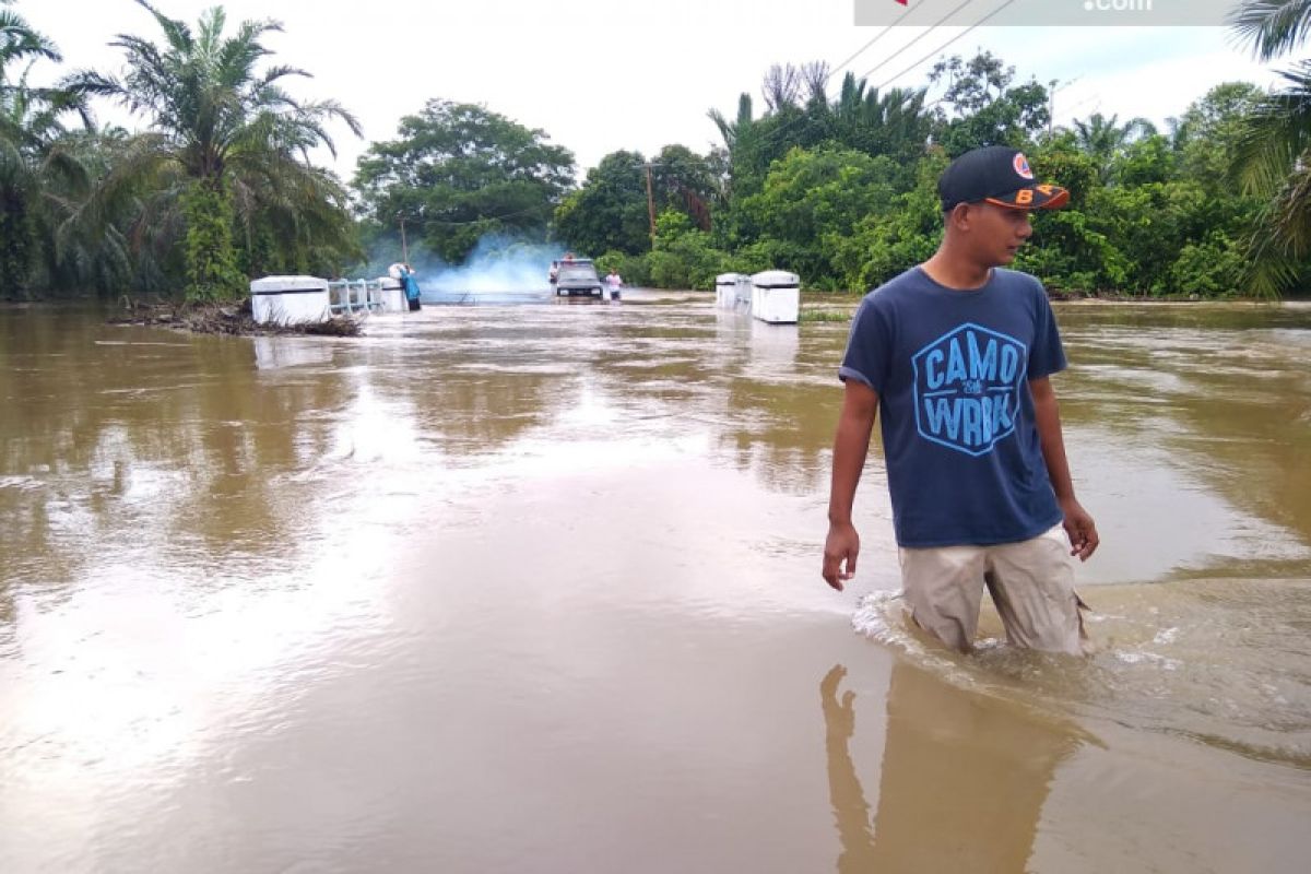 Simpang Pasaman Baru Pasaman Barat selalu banjir setiap hujan, arus lalu lintas terganggu