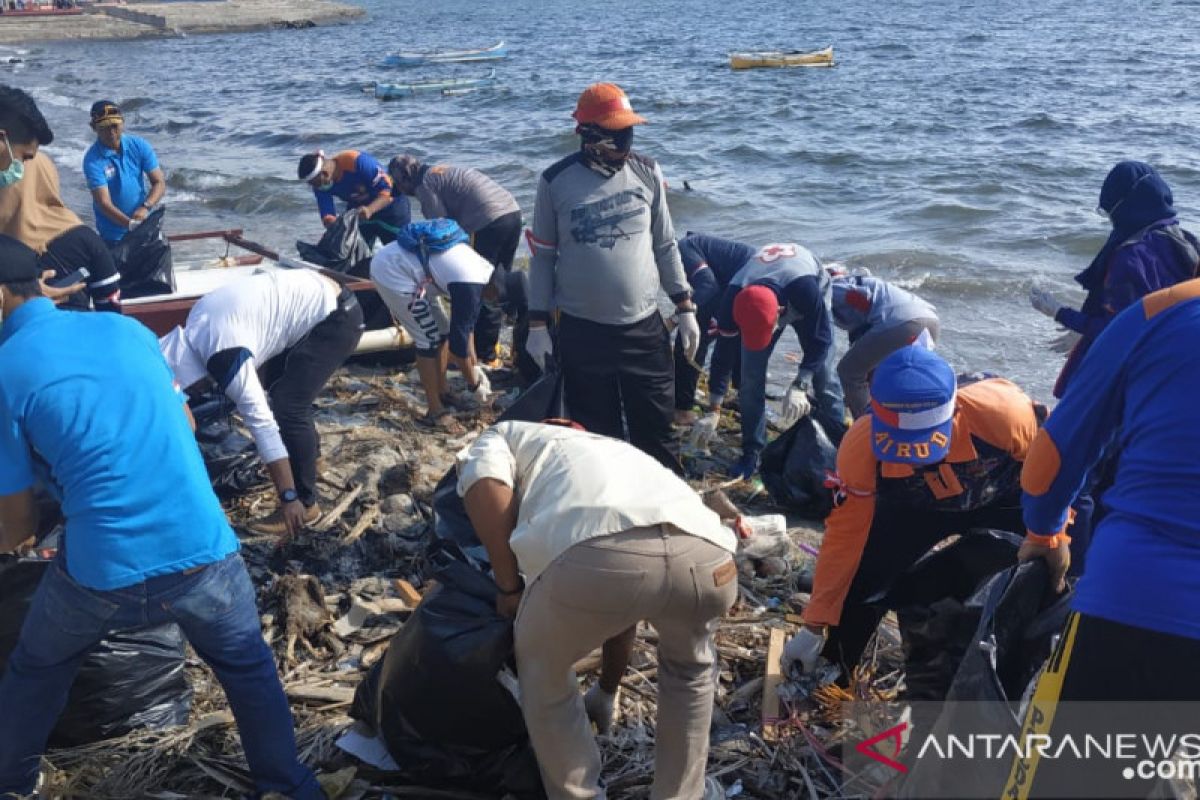 Komunitas Pencinta Laut Kolaka bersihkan sampah plastik