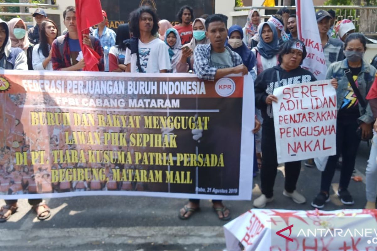 Mahasiswa NTB demonstrasi membela buruh dipecat perusahaan