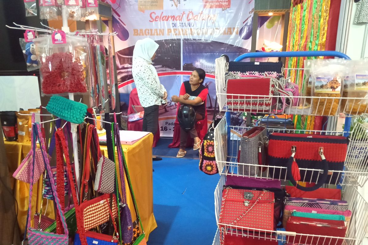 Beragam produk rajutan purna TKI dipamerkan di Padang Fair 2019