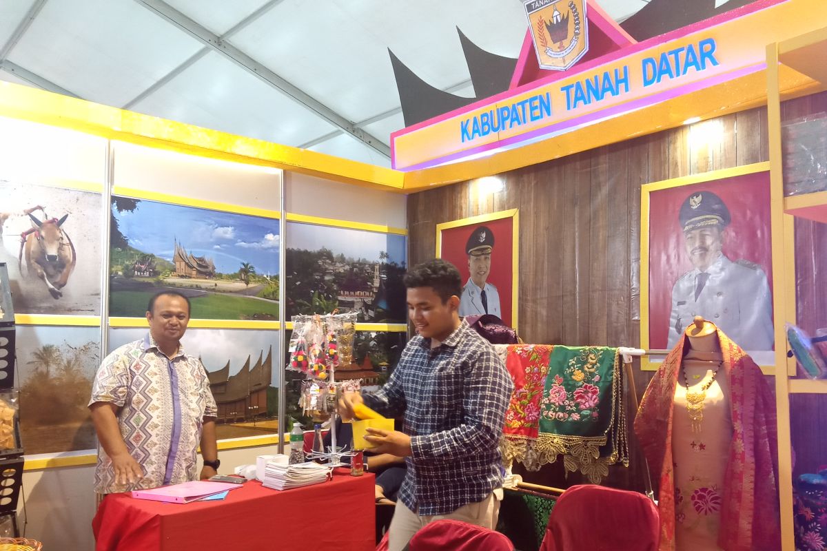 Songket Pandai Sikek dipamerkan di Padang Fair dalam rangka HUT ke-74 RI