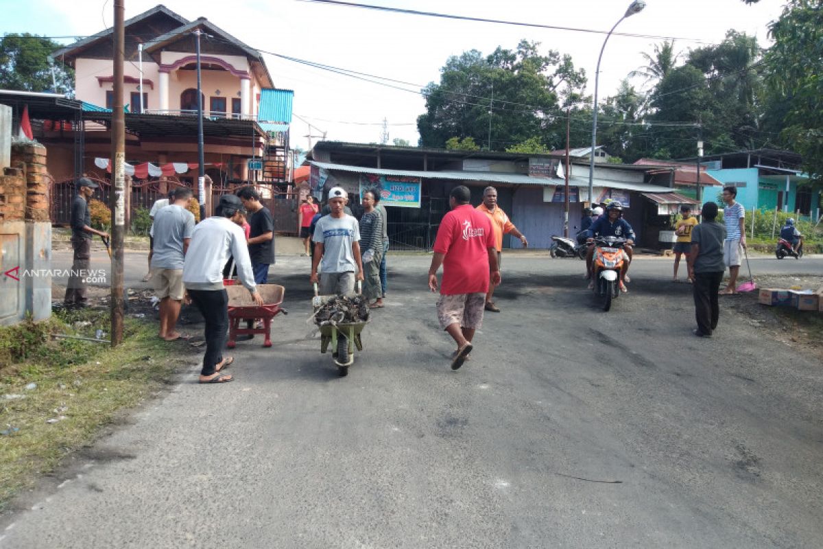 Warga Kelurahan Klabulu Sorong bersihkan palang jalan