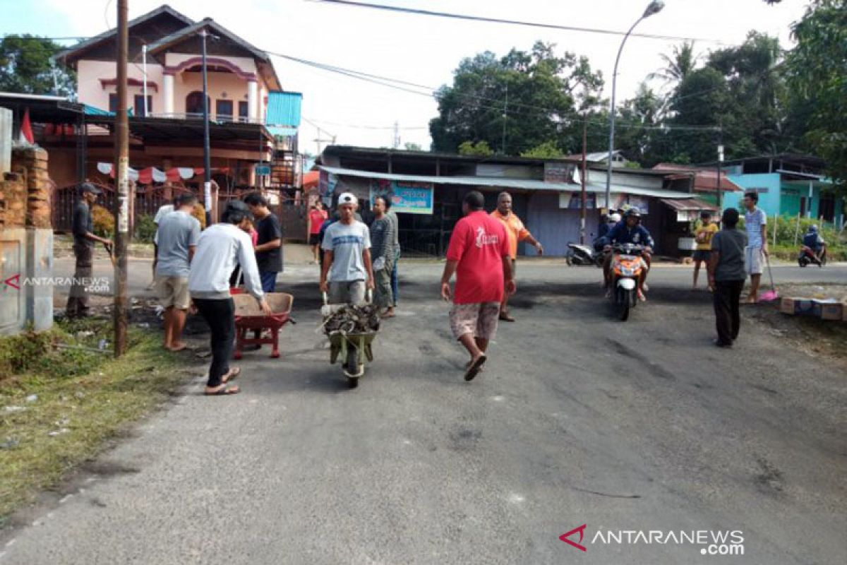 Warga Kelurahan Klabulu Sorong bersihkan palang jalan